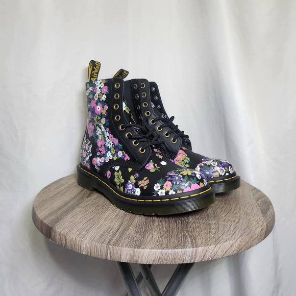 Dr Doc Martens Black Vtg Floral Leather 1460 Pascal Boots Women Sz US 8 Festive - Picture 1 of 11